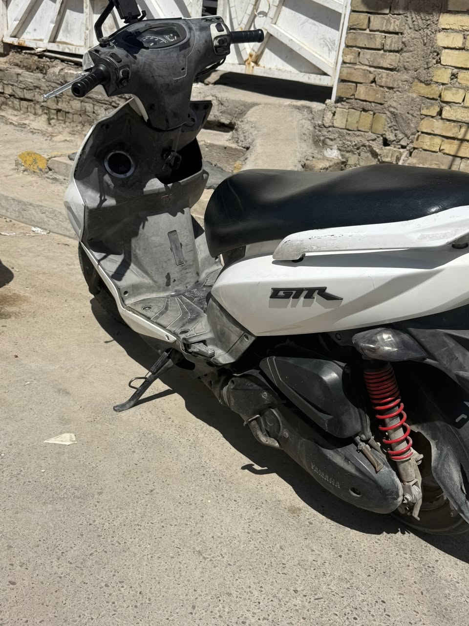 سلام عليكم 
دراجه GTR بيضه  نضيفه دراجه مكفوله  وبلاديه  كلشي بيها بلادي مكينه ما مفتوحه واضمنلك بيها شلعه ومعدل  كفرات وغراضها كلشي بلادي نازله من الحاويه قبل شهرين و٨ ايام  واوراقها كامله   السعر علا هذا الرقم***********
