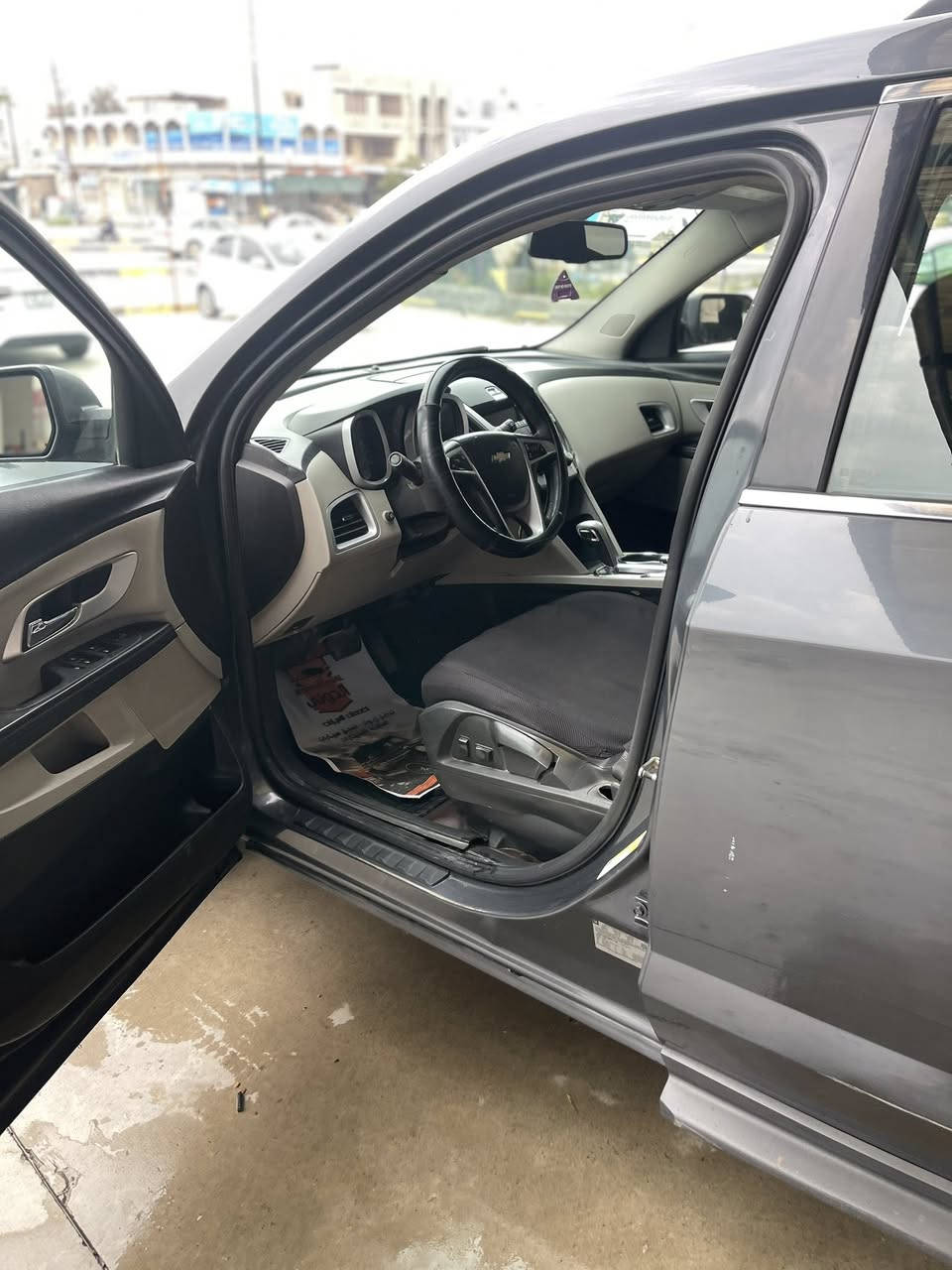 السلام عليكم 
شيفي اكينوكس 2011 مكينة 2400 
رقم نينوى انجليزي 
كاربون بانزين الجديد 
السيارة باسمي شرط التحويل وكالة ما اسوي 
سيارة بيها ضربة بالجاملغ اليمين وبوند بيها ملاحظات بسيطة 
السيارة للجناي ويعرفلها سعرها ابلاش 
مكينتها بيها اثر بخار  كير قبل شهرين مبدل مال كصة 
سعرها 70$ قفل قفل منزل من سعرها حك المكينة وبيها ترتيبات بسيطة 

مكان السيارة : 
موصل : معرض الغدير - شارع البراوي 
رقم الشرعي 
***********
