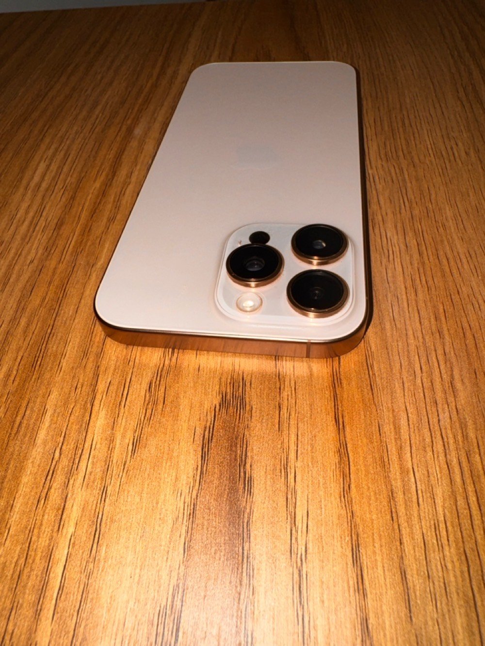 للبيع آيفون 16 برو ماكس (iPhone 16 Pro Max)
 اللون: ذهبي (Gold).
 المساحة: 256 جيجابايت.
 صحة البطارية: 97%.
 الضمان: الجهاز داخل ضمان ماستر.
 الحالة الفنية: الجهاز بحالة الوكالة، لم يسبق له الدخول لأي صيانة (شرط الفحص).
 الحالة الخارجية: الشاصي نظيف جداً ومضمون من أي شخط أو خدش، استعمال راقي جداً.
 السعر: 1,500,000 دينار عراقي (وبيه مجال للطيبين).
 المكان: بغداد.
 للتواصل: ***********.
الجهاز أخو الجديد، جاهز للاستخدام المباشر. للمهتمين بالشراء يرجى الاتصال أو المراسلة.
