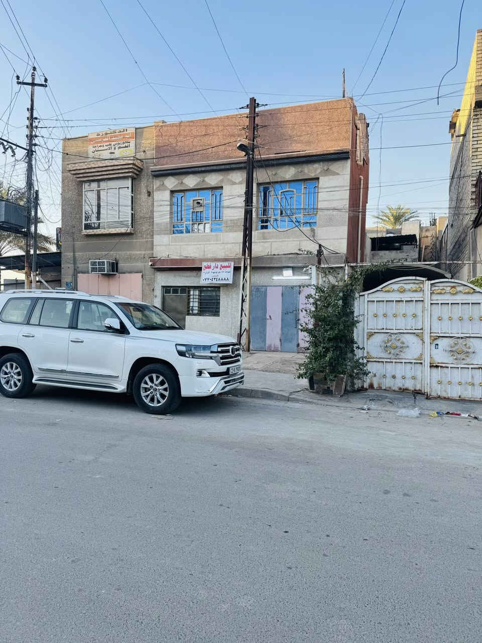 السلام عليكم دار مع مشتمل ومحلات ثنين  مساحة 300 متر جبها 10 نزال 30 ملك صرف الشعب الجزائر 
على  شارعين ركن سند مستقل السعر 450 مليون 
هـ***********
