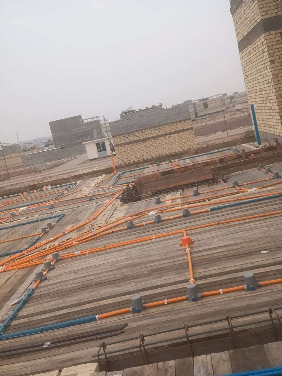 السلام عليكم جزء من اعمالي الحاليه منطقه الحشد تم اكمال السقف الطابق الأرضي نجاره وتسليح وصب  تشتغل جميع مناطق البصره  ***********
