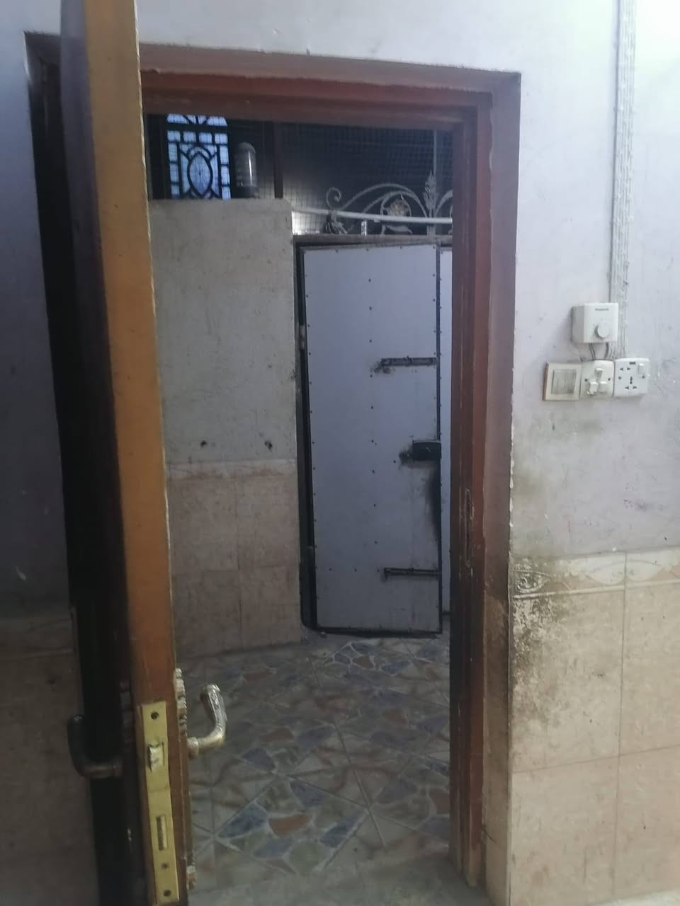 للبيع
بيت ١٠٠م امامي ركن وجهين

بناء نظيف عكاده

سعر ١١٥ قفل

يقع خلف السريع
سادس بيت عن شارع الرئيسي

قرب مجمع دبي

يحتوي على غرفه وصاله ومطبخ وصحيات داخليه وخارجيه واستقبال

موبايل للاستفسار ***********
***********
