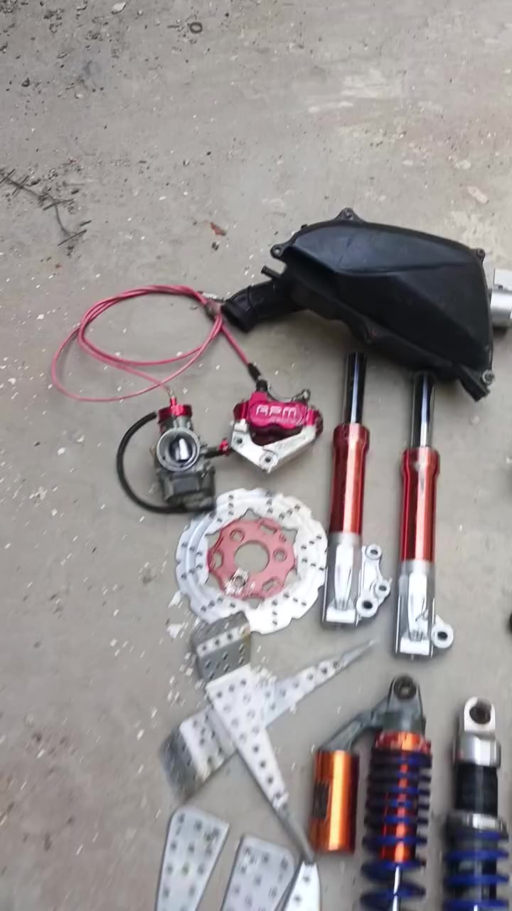 السلام عليكم غراض بلادي ورياضي سكنس جبلي وماكس كله اصلي وشغال جوه السوك ابيع شلع مابيع قطع شلع كلهن ٢٥٠ قفل من الاخير  مكاني بغداد البياع تقاطع درويش توصيل موجود كل العراق ***********
