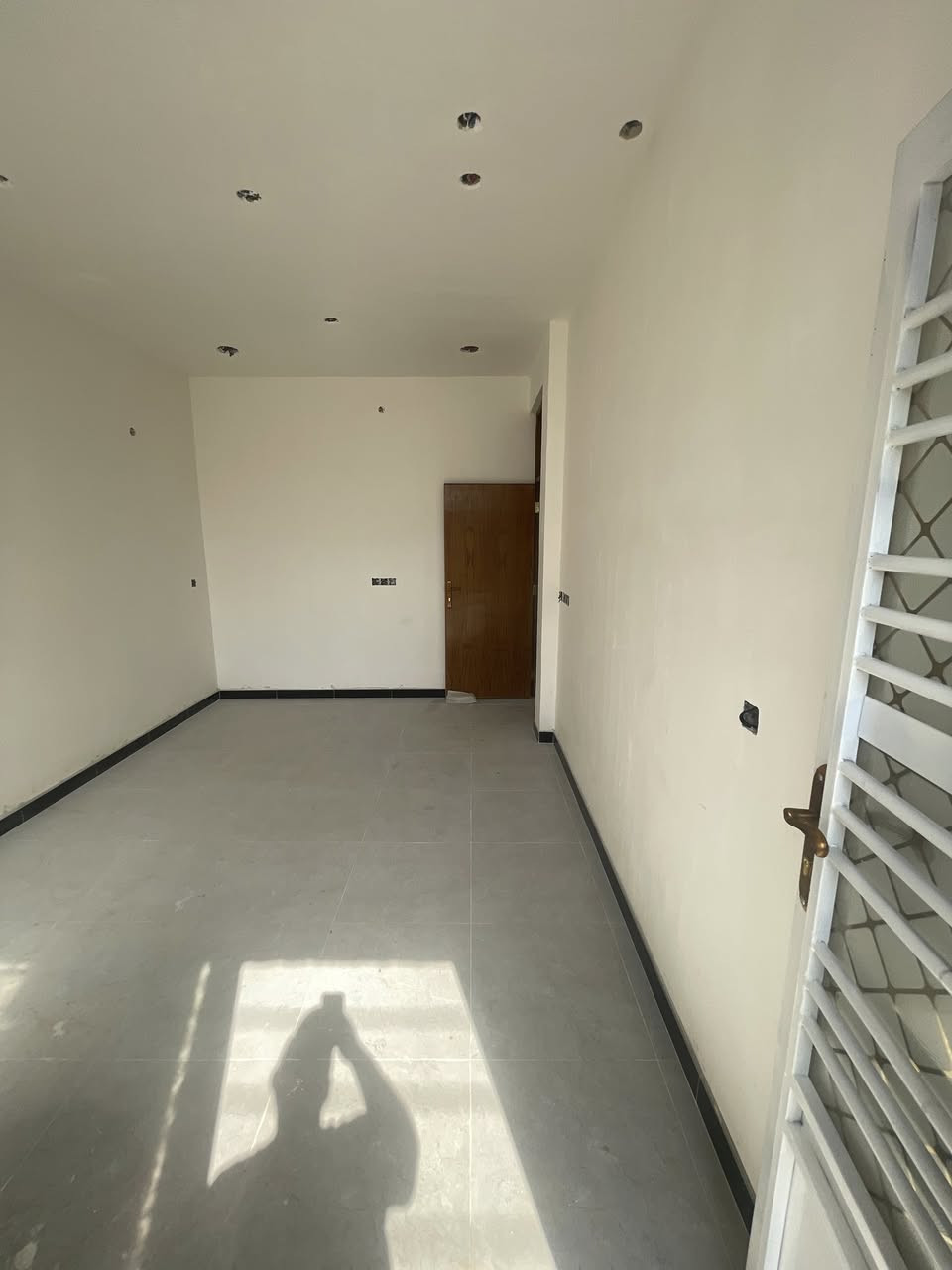 السلام عليكم بيت 100 متر سند 25 بي قرار محكمه كامل بناء جديد ممسكون الكرغوليه مقابيل ماركت الهدى متكون طابق ونصف غرفة نوّم بالطابق الأرضي وغرفة نوم بالطابق الثاني وثلاثة حمامات ***********
