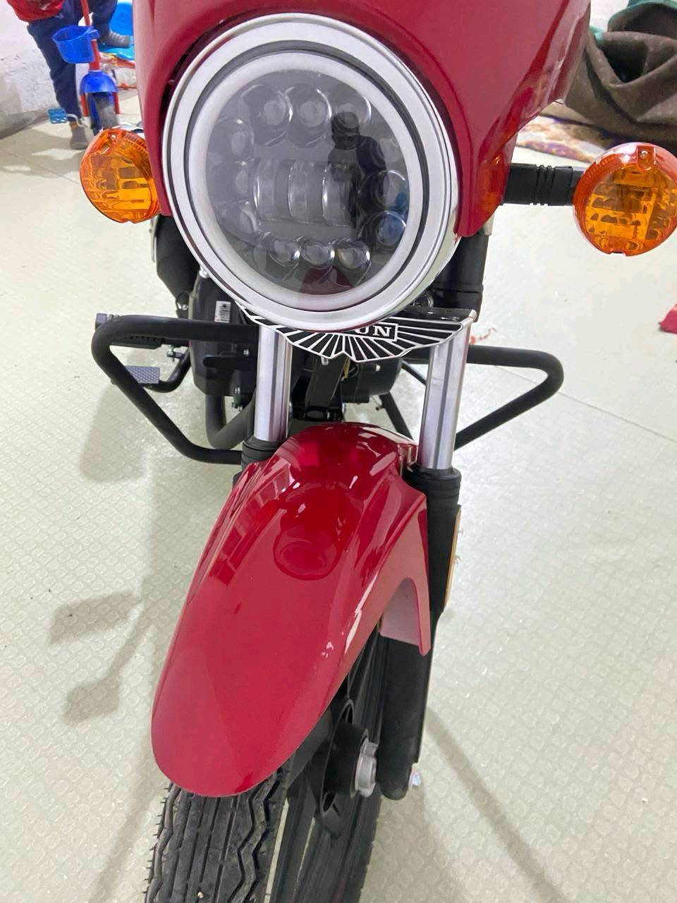 دراجة نارية دايون 26A للبيع بلون أحمر مميز. الحالة ممتازة وجاهزة للقيادة. مناسبة للمدن باستهلاك وقود اقتصادي وتصميم عصري. مثالية للتنقل السريع والمرن في شوارع المدينة.