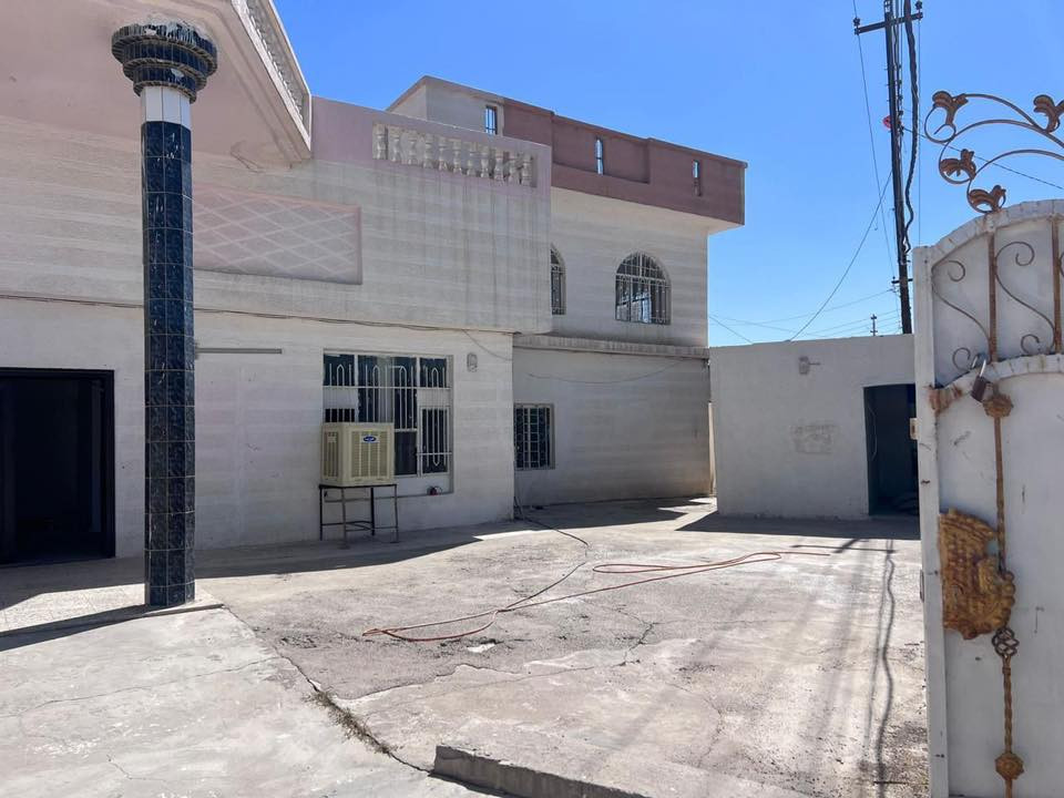 السلام عليكم دار للبيع وبسعر مناسب. المساحة 400 متر ركن مقابل محكمة صلاح الدين- شارع الاحتفالات على الخدمي يصلح بناء مكاتب للمحامين . للتواصل على الرقم ( *********** )
