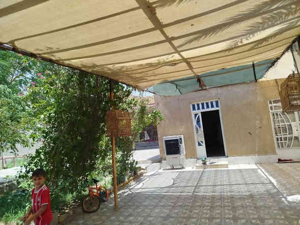 بيت للبيع زراعي سند 25 حي ميكانيك مساحه 1050متر بي ثلاث بيوات 
1-بي غرفتين وصاله ومطبخ براني معزول وحده
2-بي غرفة وصالة ومطبخ براني مشترك 
3-بي غرفة وصالة ومطبخ براني مشترك 
4-حديقه وطارمه كبيره
***********
