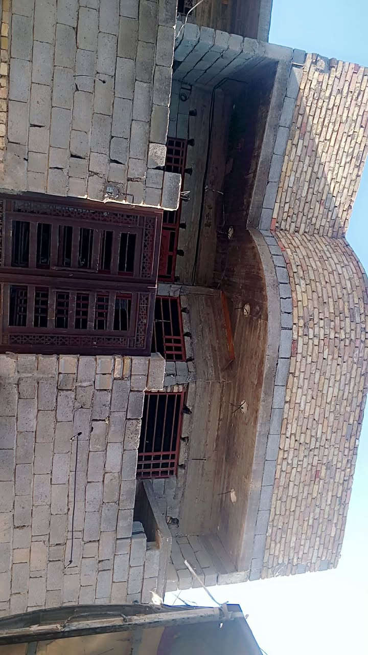 بيت للبيع في منطقة الهويدر قرب العنب مساحه 120طابقين كامل مجاري كهرباء ماء يتكون اتكون من غرفة وصالة ومطبخ الطابق الثاني غرفتين وحمام بس السكف مكامل  الاتصال على صاحب البيت موباشر ***********
