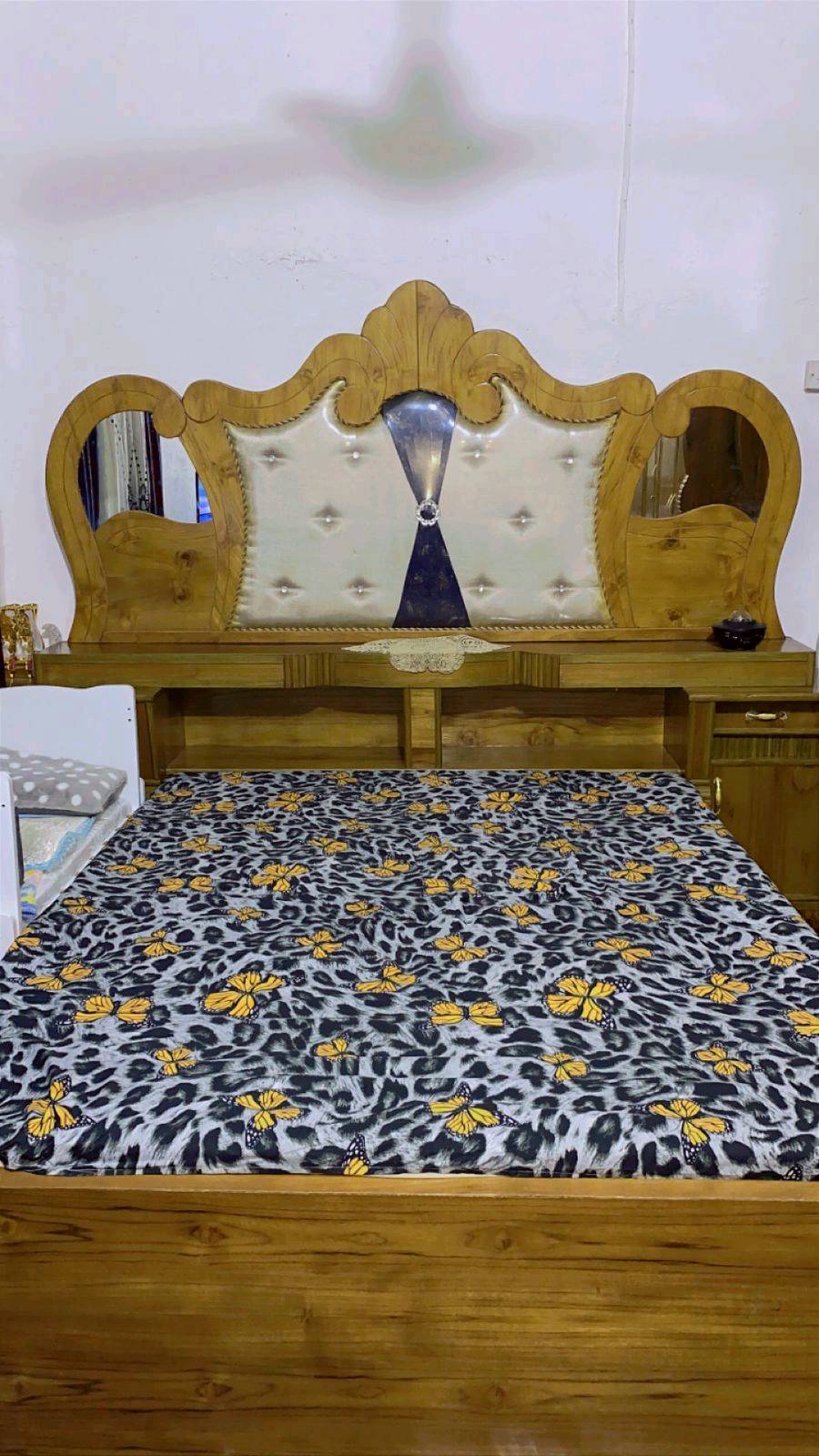 غرفه عراقيه خمس بيبان مصار الي 6 اشهر من اشتريته 
عنوان ميسان 