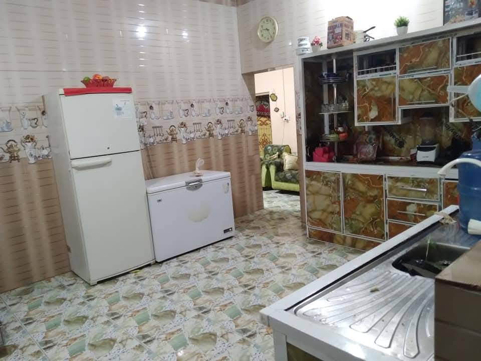 سلام عليكم بيت للبيع اعاده النشر سبب الوعود الكاذبة ورجآ اذا مو شراي لتعلق    
البيت بي ورقه ماء وكهرباء الموقع خلف معمل غاز هيت 
يتكون 
غرف نوم 2
وصاله
وستقبال 
ومطبخ
بيت كامل كله سيراميك
مساحه البيت الكليه 250 متر السعر 55 ولي مجال 
ه‍ ***********
