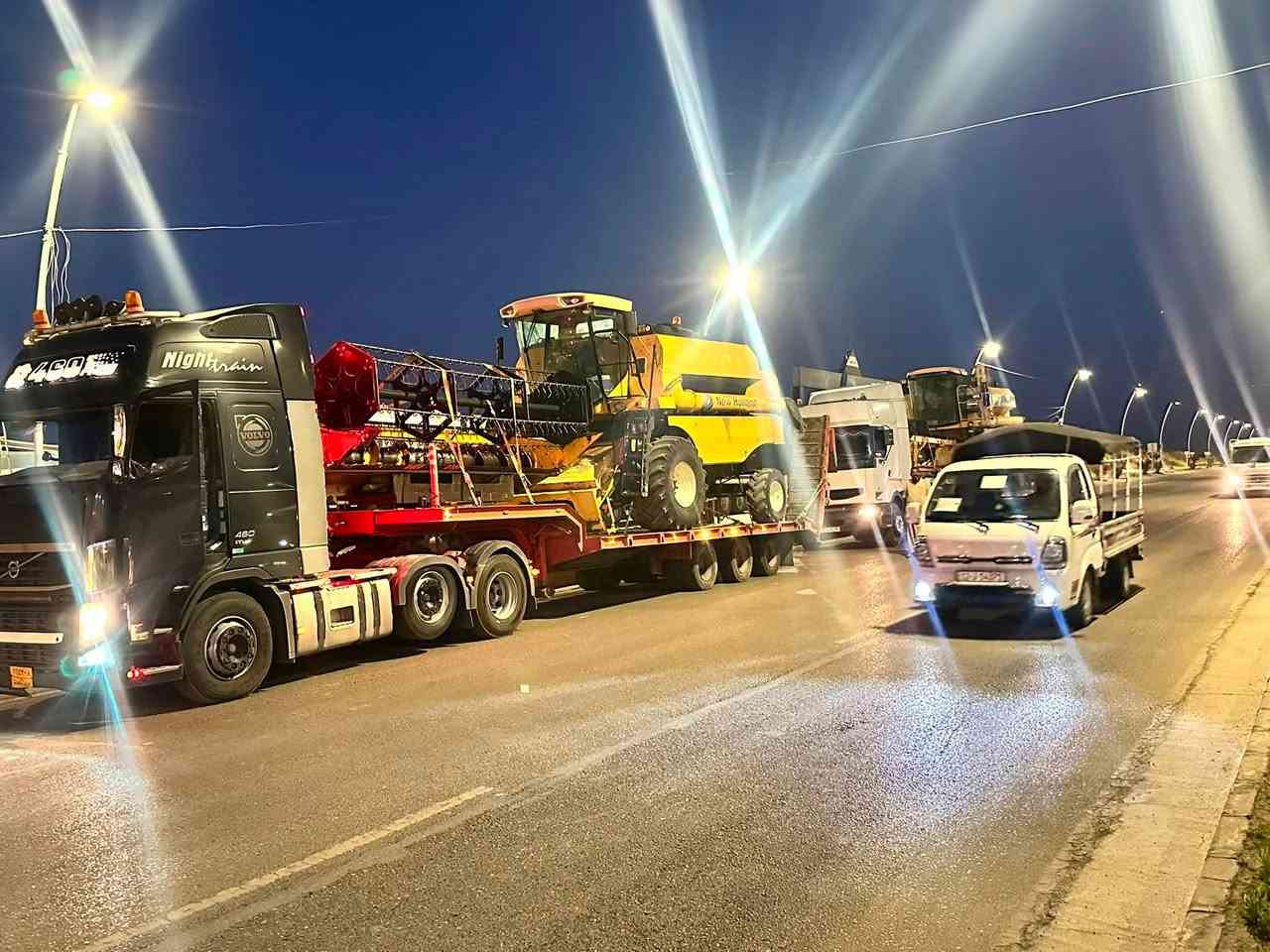 السلام عليكم يوجد ٣لودرات لنقل كافه الحواصيد والاليات وباانسب الاسعار ***********
