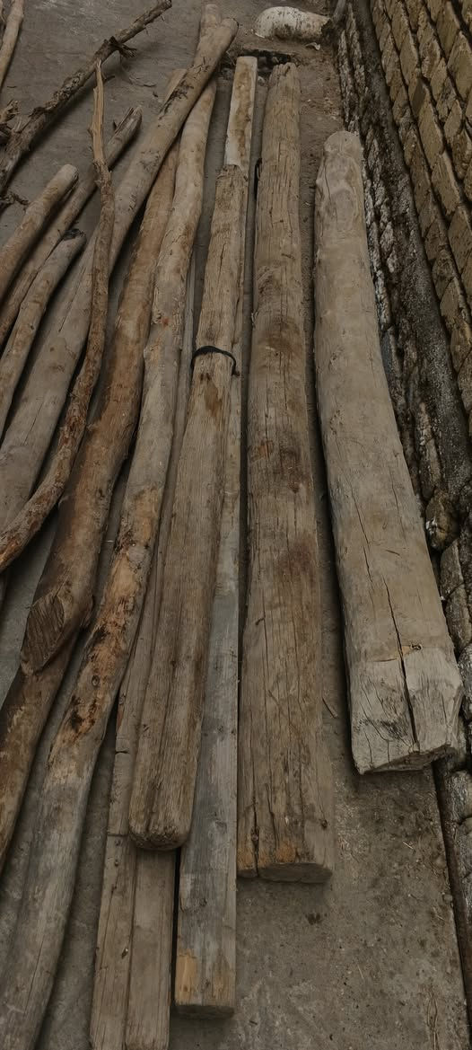 السلام عليكم ورحمة الله وبركاته عندي 13 زوايه مالت بناء و6شيلمانات وهمين عمدان الي يريد يشتري يتصل على الرقم ‏‪***********‬‏ طول الشيلمان اربع مترات ونص وطول الزوايه 5امتار
