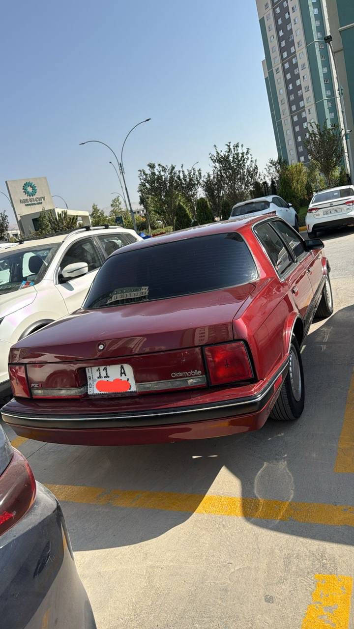 السلام عليكم
للبيع فقط 
——————————
النوع:- اولدز 
الموديل:- 1990 
الون:- احمر 
الرقم:- بغداد الدولي 
الكير:- اوتماتيك 
سعه المحرك:- 6 سلندر 
———————————-
السياره مصبوغه عام الجماليه 
بدون حادث مكفوله 
كير ومكينه خير من الله 
تبريد + تدفئه 
تخم تاير جديد 
داخل لون احمر 
بصمه ابواب 
————————————
مكان السياره // بغداد 
السعر :- 57 وبيها مجال 
للاستفسار او اتصال 
***********
