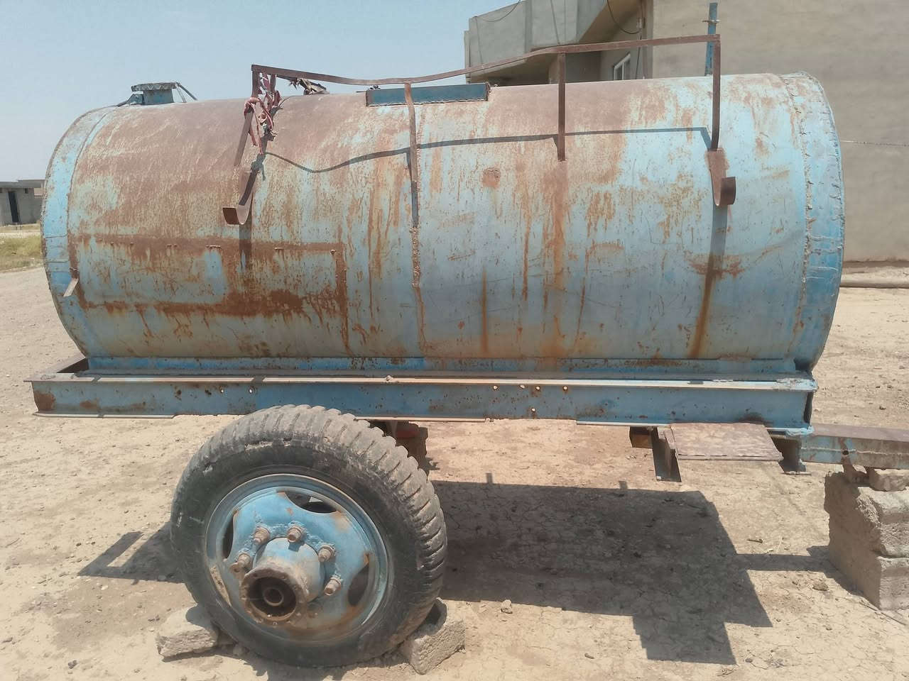 للبيع مقطوره ماء المكان كركوك الحويجه  السعر 500وبه مجال***********

