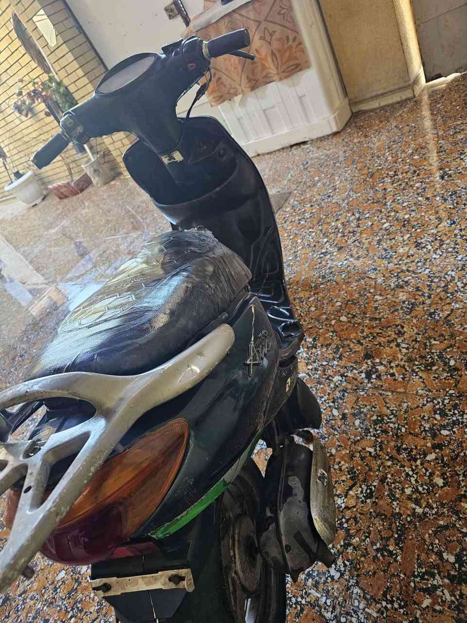 سلام عليكم اكزز دراجه شغاله وما بيهه شي اشتريت سياره واريد ابيعهه سعرها ٢٢٥ وبيهه مجال المكان البصره شارع الوفود رقم ***********
