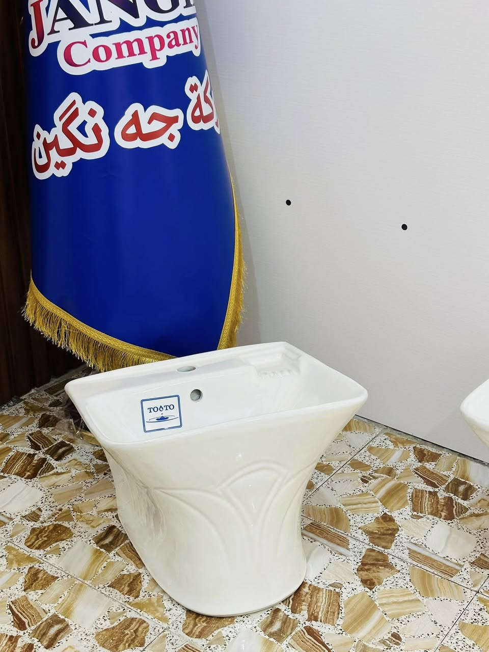 تعلن شركة جه نكين فرع بابل مغسلة تعليك ماركه توتا 
قياس 
60 سم
55 سم
45 سم
35 سم 
بابل طريق حله - دوانيه قرب بوابه 
***********
