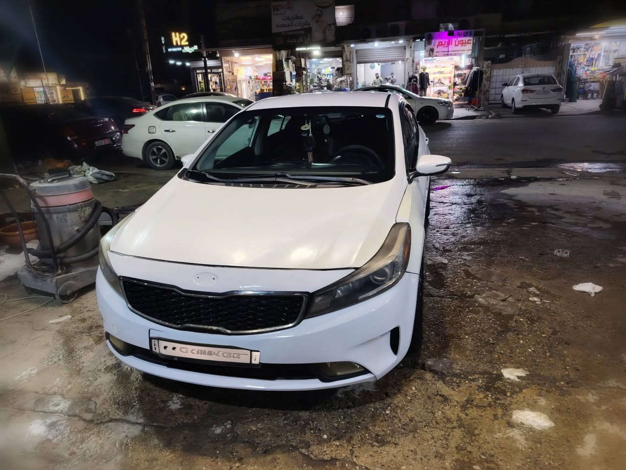 السلام عليكم جميعا سيارة فورتي 2017 gdi محرك 2000  وبصمة  وكاميرا خلفية فئة Ex الفول  كاشنات تدفئة وتبريد والسعر 115 الف دولار وبيها مجال حي الخضراء والضرر جزء من البنيد والجاملغ وموضح بالسونار وسيارة مال بيت علئ كدا الشغل والبيت
***********
