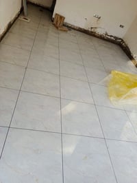 خلفه تطبيك جميع الارضيات قلع ارضيه الحمام وتطبيكها بيوم واحد وقلع ارضي...