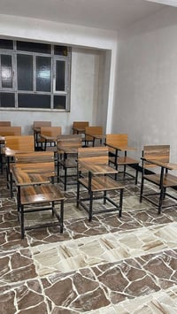 ستولات جلد ٢٥ • ستولات خشب ٢٠ • قنفات ١٠