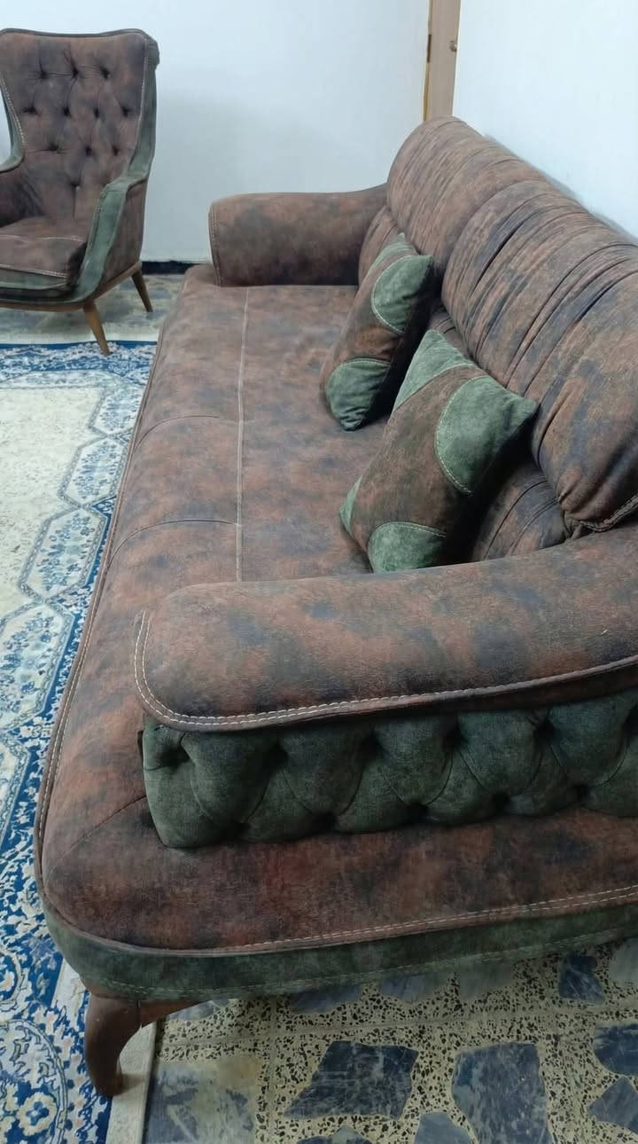 تخم قنفات كامل نوعية جيدة 🛋️
حجم جبير ووزنه ثكيل يتحمل ضغط، ويضيف لمسة فنية للبيت،
​التخم مثل ما واضح:
🔸 قطعتين كبار.
🔸 4 كراسي صغار.
🔸 طبلة كبيرة وثلاثة صغار. 
​📍 العنوان: الديوانية - دور حجي هندي.
💬 السعر خاص وبي مجال للشراي، تواصل واني خادم.
📞 ***********
