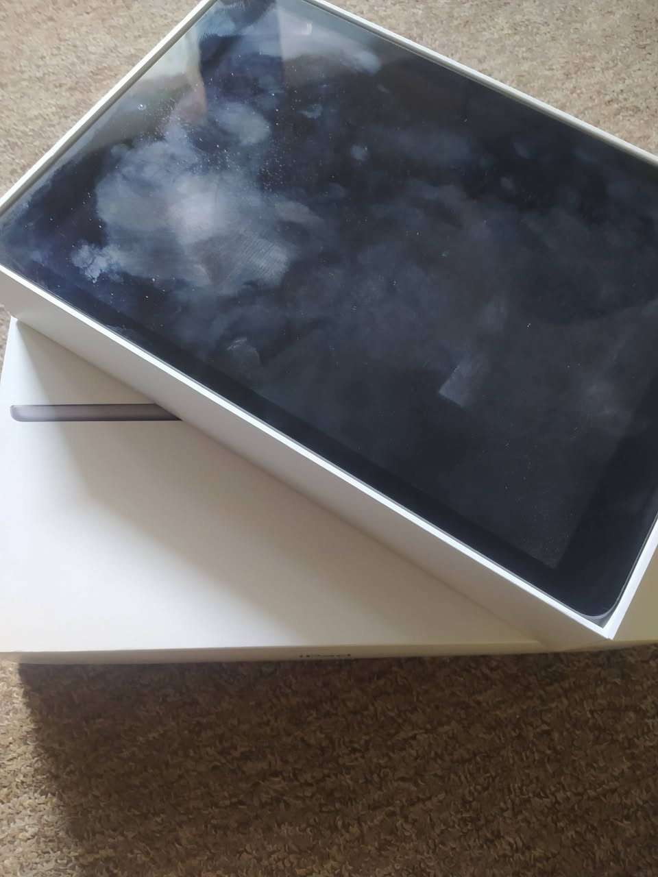 ايباد 9 للبيع هوه وكارتونته ما مفتوح بس اي شي ب٢٤٠ وبي مجال للتواصل ***********
