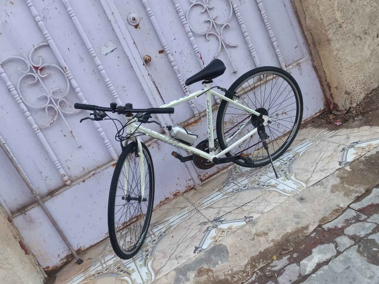 سلام عليكم بايسكل ياباني اصلي للبيع شراي يتصل *********** سعره 250 وبي مجال
