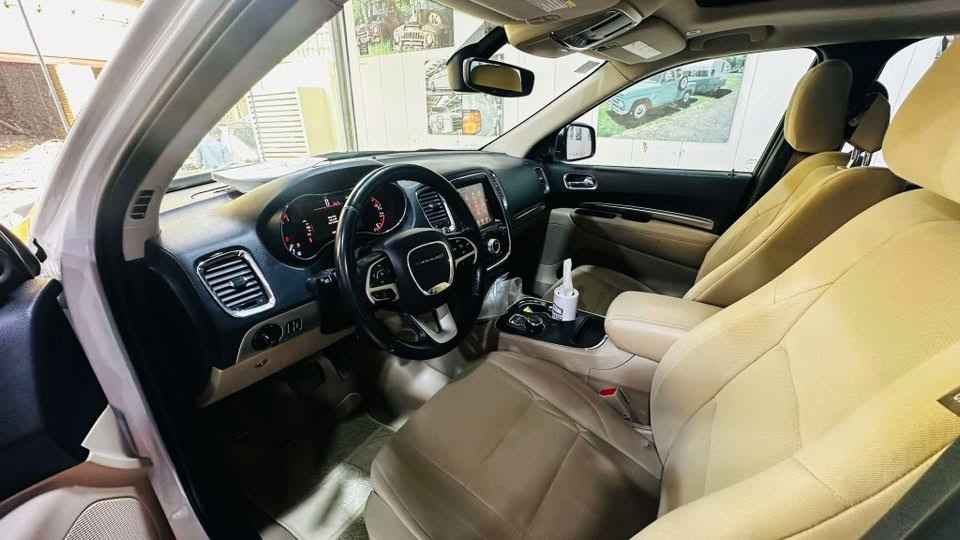 🔥 دورينكو 2017 SXT للبيع السريع 🔥
💰 السعر: 220 ورقة وبيها مجال للجاد
📲 واتساب: ***********

المواصفات:
دودج دورينكو 2017 وارد أمريكي 🇺🇸 — نظيفة ومواصفات حلوة ورقم ذي قار ✅
سيارة عائلية قوية ومريحة، 7 راكب، محرك 3.6 V6، گير أوتوماتيك، حرة ومداور مباشر.
العداد 106 ألف كم، اللون أبيض، والدواخل بيجي وأسود نظافة كلش مرتبة.

✅ بصمة
✅ تشغيل عن بُعد
✅ تبريد 3 قطع
✅ فتحة سقف كهربائية
✅ شاشة كبيرة 8.4
✅ كاميرا خلفية
✅ حساسات خلفية ParkSense
✅ تدفئة سيتات أمامية وتدفئة ستيرن
✅ بلوتوث وتحكم ستيرن
✅ مرايات كهربائية ومدفأة
✅ رولات سقف ورنكات ألمنيوم
✅ ABS وثبات إلكتروني

الحالة:
الكشنات جلد مغلفة، الأرضية جلد، مبولشة وداخلة حمام كامل، نظافة داخلية وخارجية تفتح النفس 👌
السيارة جاهزة للفحص والمعاينة، والجاد يشوفها ويحكم بنفسه ✅

الملاحظات:
للأمانة: تبديل جاملغ أيمن وتصليح بالجاملغ الخلفي.

دورينكو نظيفة ومواصفات مطلوبة، تنفع للعائلة والسفر والاستخدام اليومي. الجاد لا يتأخر 🔥
