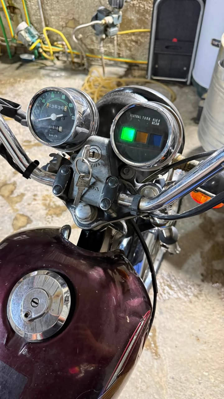 سلام عليكم دراجه هونداي  ا (Honda)، وتحديداً من الفئة الكلاسيكية الشهيرة (مثل طرازات Honda CG يحتاجه ترتيبات سعر ٧٠٠او مراوس بهارلي تواصل عبر رقم هاتف او تساب  ***********مكاني بغداد الجديده
