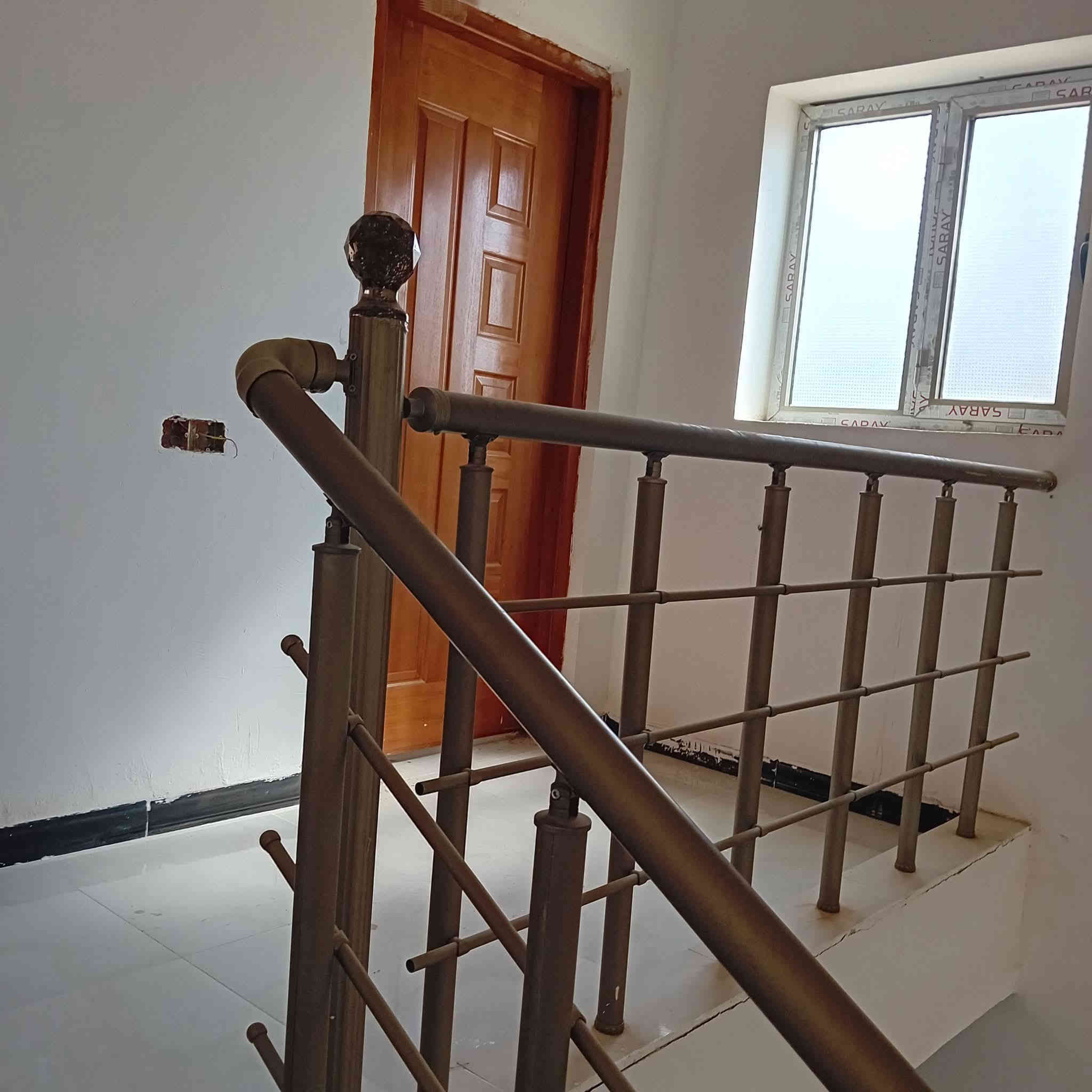 دار للبيع في مجمع الدوح
المساحة/ 218 
حر غير مطلوب
بناء صاحب الدار
طابقين 
الطابق الاول//استقبال وصالة كبيرة ومطبخ وغرفة عدد2 وتهوية عدد 2 مجمع صحيات عدد2 داخلي وخارجي وحديقة وكراج سيارة
الطابق الثاني// يتكون من غرفتين 2.(غرفة كبيرة بنظام السويت مع مجمع صحيات كبير) وغرفة ثانية وسطح.
‏للاستفسار ***********
