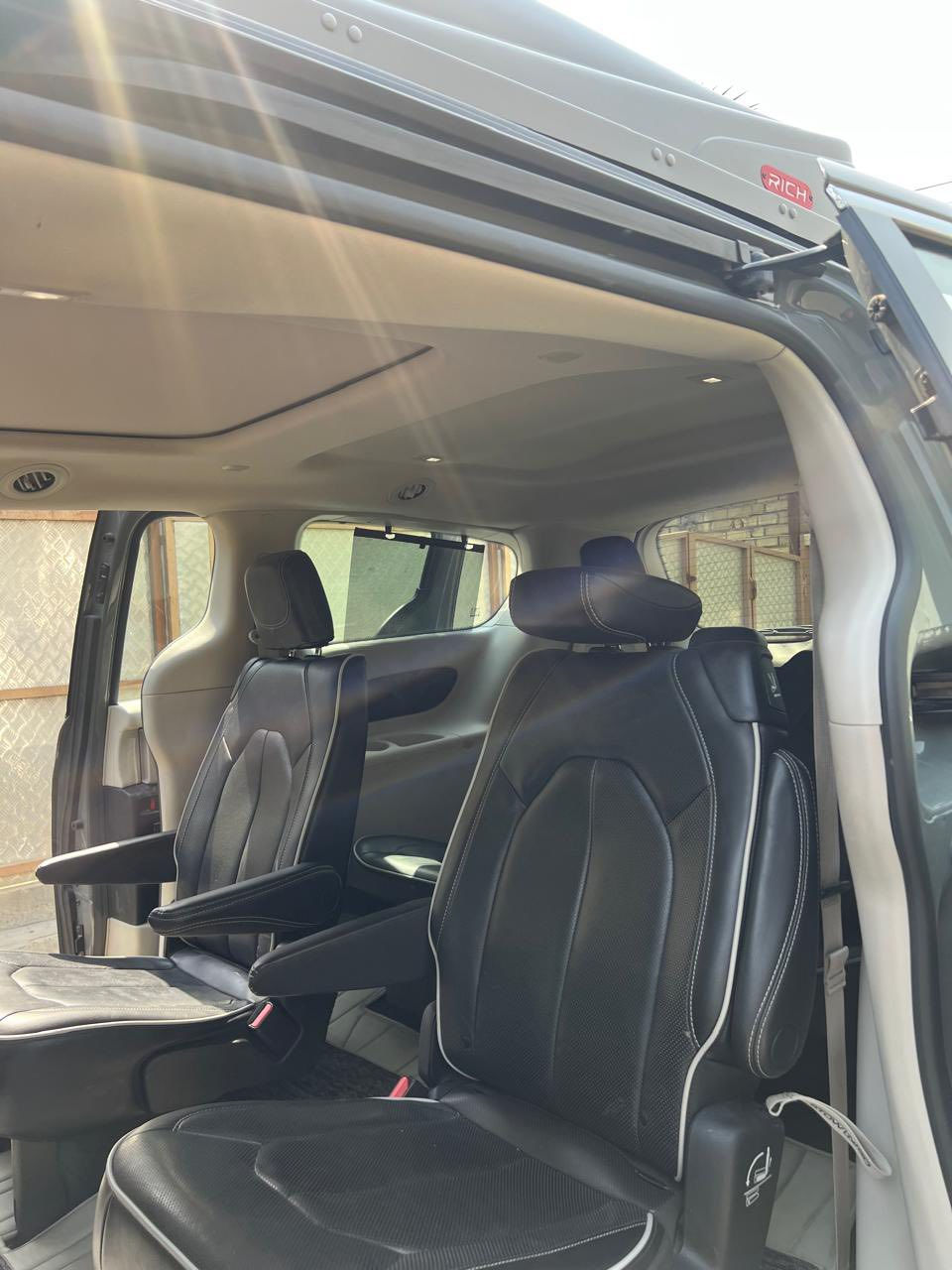 السلام عليكم 
للبيع كلايسلر باسفيكا 
بانزين ..بانزين فقط 
ليمتدد 
موديل 2023 
لون إسمنتي مميز 
حادث السياره دعاميه  مبدله بلاديه فقط  وجاملغ سرقه وصار حادث بيه بل العراق بل بابتين موضح ما صلحته اني بدلتهن +الضربه مو قويه خفيفه بس بدلتهن
السياره كلش حلوه ونضيفه
السياره فول موصفات
داخل السياره لونين بيجي واسودّ  
بانوراما قطعتين 
حساسات اماميه 
كامره دواره
الكشنات الاماميه تدفه تبريد
والكشنات الخلفيه فقط تدفه 
السياره معربه بل كامل يعني شاشه ودشبول معرب بل كامل عربي ومنزل بيه خرائط بدون انترنيت 
الجنطه كهربائيه ركله 
السياره بعد بيه هواي موصفات 
تبريد ثلج 
السياره استخدام شخصي 
ماشيه 46ميل  استخدام شخصي
مكان السياره بغداد البلديات او دوره
ترهم مراوس هم 
السعر 255 وبيه مجال حك الحيه 
الاستفسار ***********
وتدلل
