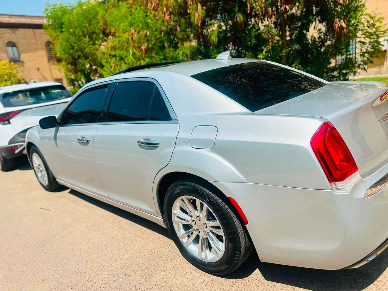لبيع اوباما C300 V6 موديل 20 لون جديد بيهه سنويه تضليل بعد بي 11 شهر  سياره جديده مابي اي نقص تايرات ويل كب جديد مبولشه وزارع عدسات 
مواصفات بانوراما طكتين كشنات حار بارد والخلفي حار كشنات جلد ستيرن كهرباء وتدفئه خزن ميموري سستم صوت كامل كشنات كهرباء اوبشنات SRT ضايفلهه معروفه بعد مواصفاتهه عنوان زعفرانيه اربع شوارع ***********
