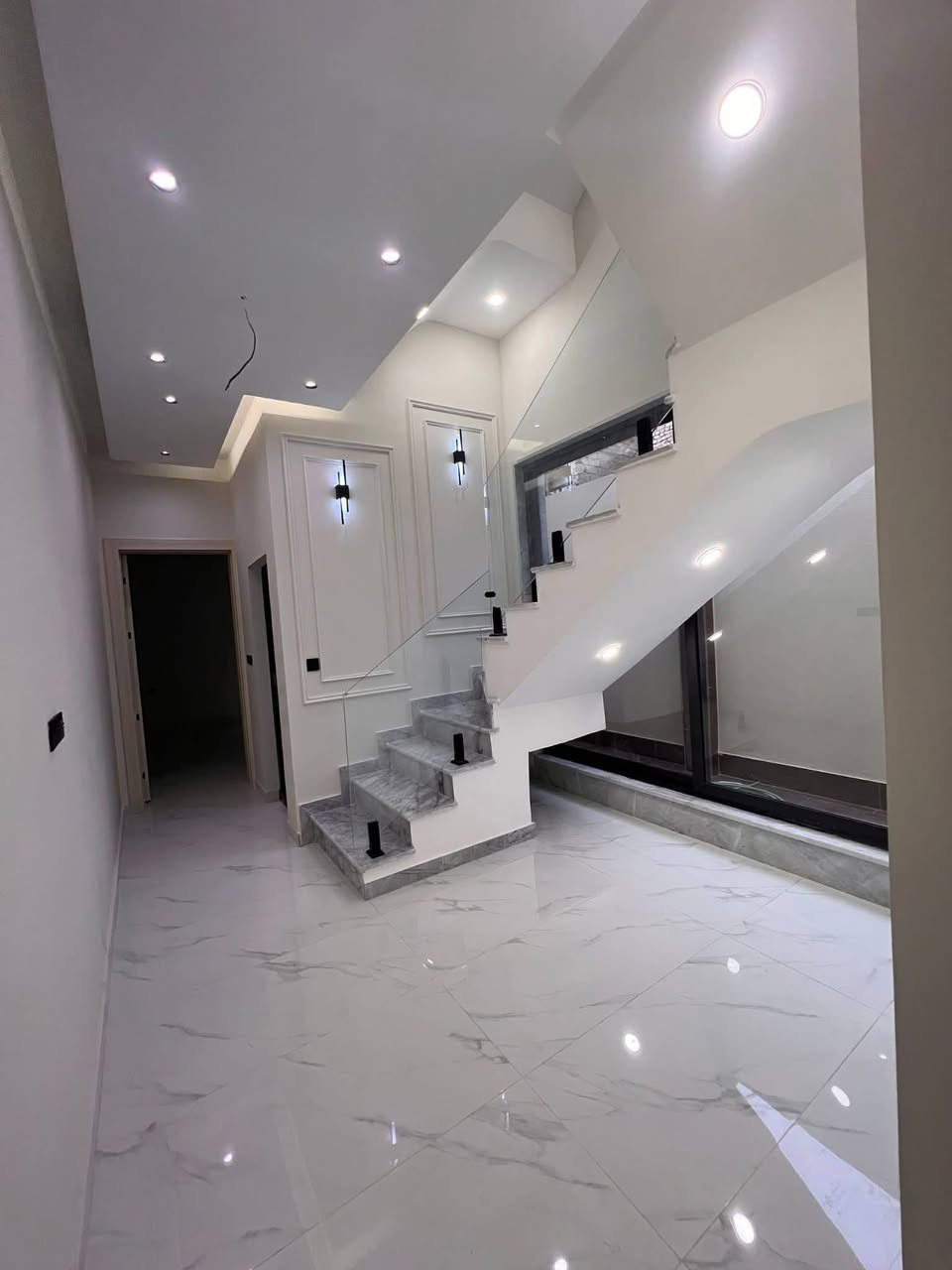 السلام عليكم 
 بيت طابو صرف  100 متر للبيع واجهة 5 مدخلين يحتوي على 4 غرف نوم و3 حمامات موقع الدورة شارع ٦٠ خلف التجاري بفرع اسواق نعوش عرض الشارع ١٠ متر 
***********
