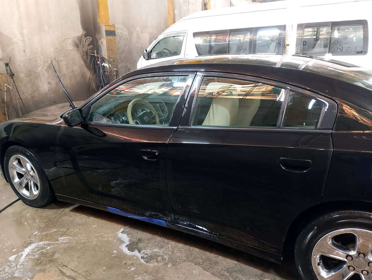 السلام عليكم جارجر موديل 13 للبيع فقط  لون اسود سعر 135$ بيها بارد قليل باب السائق وجاملغ خلفي وبيها حالوب موضح بالفيديو بالقمارة والصندوق رقم سليمانية بأسمي شرط التحويل عنوان بغداد الشعب وهذا رقمي *********** سونار مرفق مع الصور غير هذا الكلام كروتك عليه واني خادم.
