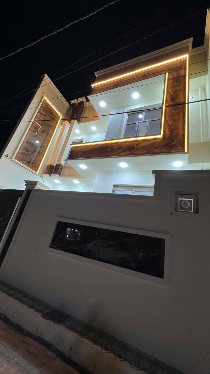 دار سكن للبيع
طابو صرف
ديوانية حي الفرات منطقة خدمات كاملة
موقع مميز جدآ 
ثاني بيت عن شارع 20 (شارع المستوصف) 
بناء حديث طابقين مسلح
بعده مامسكون 2026
المساحة 100 M الواجهة 7.5  M
يحتوي على.. 
غرف نوم عدد 3 / صالة عدد 2 / أستقبال 
مطبخ / مجمع صحي عدد 3
                      مراجعة 
مكتب مهدي العتابي للعقار ديوانية الجزائر مقابل فندق برج الامراء
للاستفسار *********** مهدي العتابي 
           *********** حيدر الفتلاوي
           ***********
