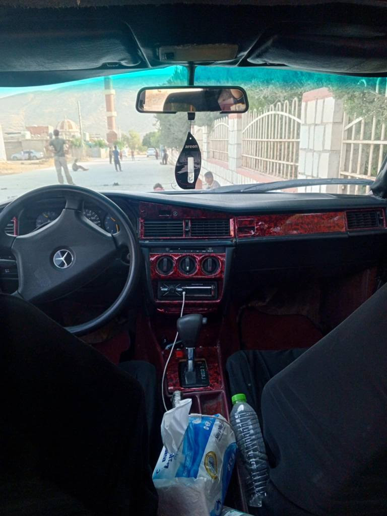 مارسيدس بؤفرؤشتن 
مؤديل ١٩٩٠
گيرو مةكينةي بةتة د ونيو 
سيارةكة بي سةرةتاية 
بةلام بةشةرتي هةمو شتيك 
گؤرينةوةش دةكةم لةسةر دل گرتن 
شوين كةلار 
*********** كالار, السليمانية
