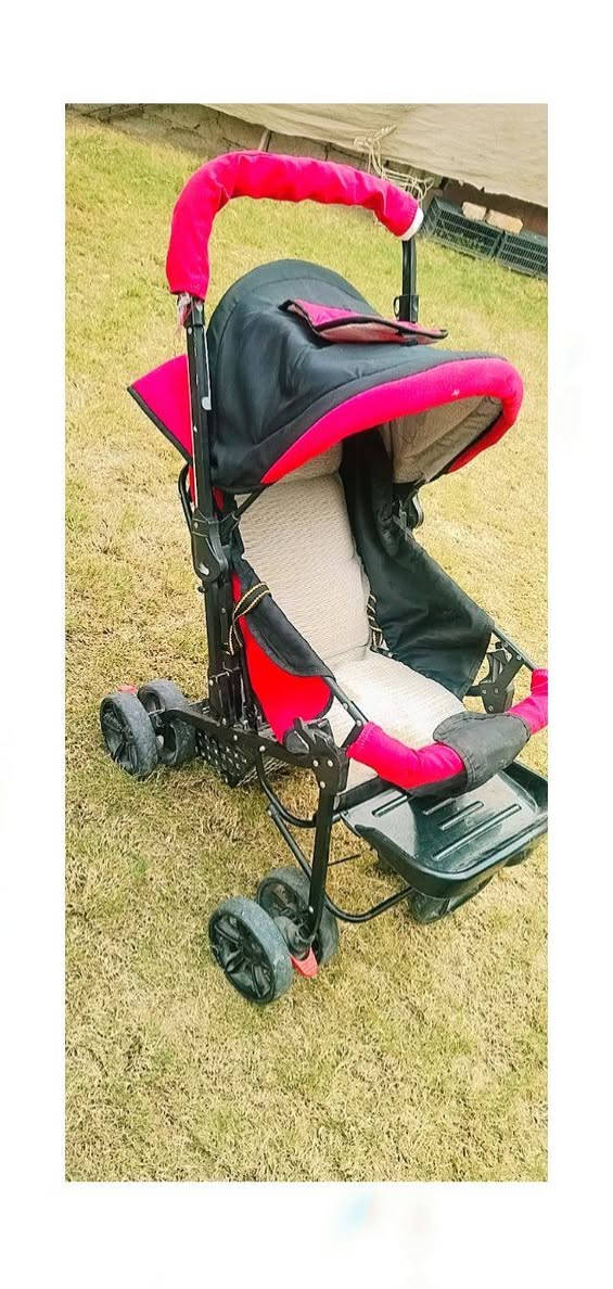 عربة اطفال نضيفة مستخدمه شي قليل السعر ٥٠ وبي مجال استفسار *********** مكاني بغداد
