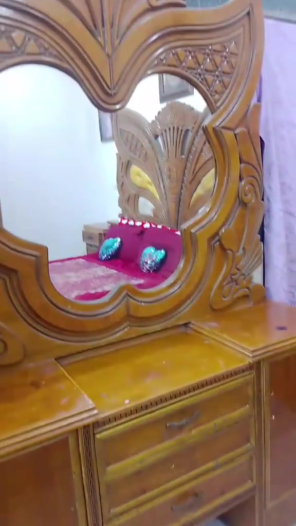 غرفة اخشاب احطاطة خشب صاج استعمال قليل السعر مليون وبيها مجال للتواصل ***********
