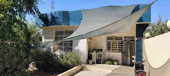 دار للبيع مع الأثاث أو بدونه ... طابو زراعي سند 25
المساحة: 285م الواجهة 10م (تحت البناء 120م غرفتين نوم، استقبال، صالة، مطبخ، صحيات، طارمة وباقي المساحة عبارة عن حديقتين وكراج سيارة)
الموقع: الجهة المقابلة لفندق البارون/ عمود 84
السعر: 220 وبي مجال
مراوس مع دار أو قطعة بالقرب من مدارس العتبة بحي السلام مع فرق السعر
للإستفسار ***********
