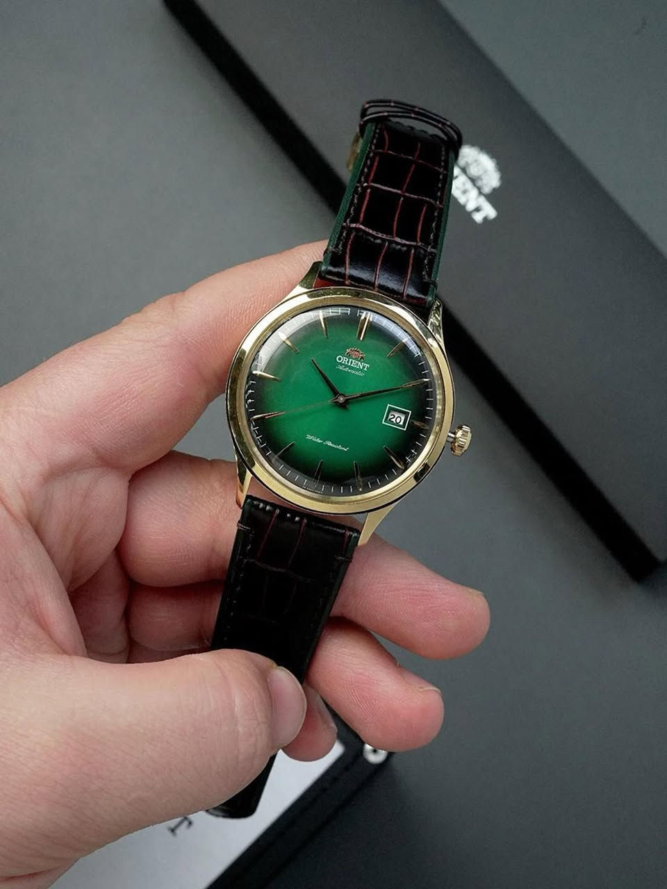 ⌚ أورينت بامبينو الإصدار 4 – Orient Bambino Version 4 | FAC08002F0

✨ لمحبي الكلاسيك والفخامة:

الماركة: Orient

الحركة: ميكانيكية أوتوماتيكية يابانية (Orient Caliber F6724) مع تعبئة يدوية وإيقاف عقرب الثواني (Hacking)

احتياطي الطاقة: ~40 ساعة

الهيكل: فولاذ مقاوم للصدأ مطلي بالذهب | القطر: 42 مم | السُمك: 11.5–12 مم

المينا: أخضر متدرج (Green Gradient) | شكل الهيكل: دائري

الزجاج: كريستال معدني مقوى مقبب (Mineral Crystal)

مقاومة الماء: 30–50 متر (3–5 ATM) – مناسب للرذاذ وغسل اليدين

السوار: جلد طبيعي بني أو أسود بنمط التمساح | المشبك: إبزيم تقليدي (Tang Buckle)

الميزات الإضافية: عرض التاريخ عند الساعة 3

📞 للطلب والاستفسار: ***********

#Orient #BambinoV4 #AutomaticWatch #LuxuryWatch #GreenDial #ClassicStyle #FAC08002F0 #MenWatch
