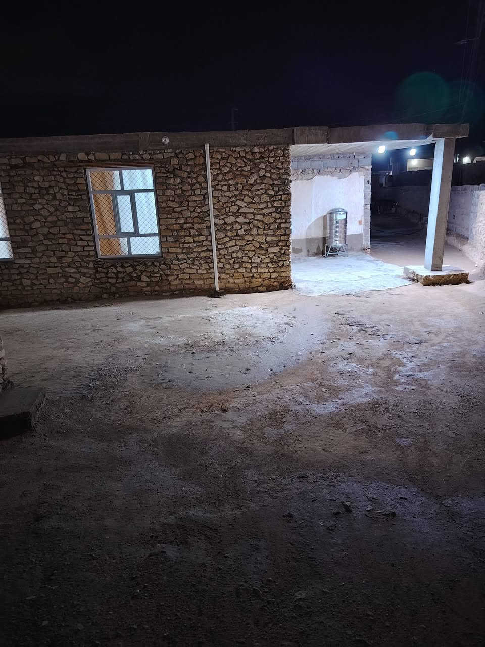 متوفر بيت في الخفاجيه للبيع. مسيج ..
المساحه الكليه 1000 
مساحة البيت 200 متر .
موقع البيت ركن ماء وكهرباء وتبليط ع شارع  رئيسي  .
مع محل هيكل ..
السعر وباقي التفاصيل .التواصل ع الارقام التاليه .
***********
***********
