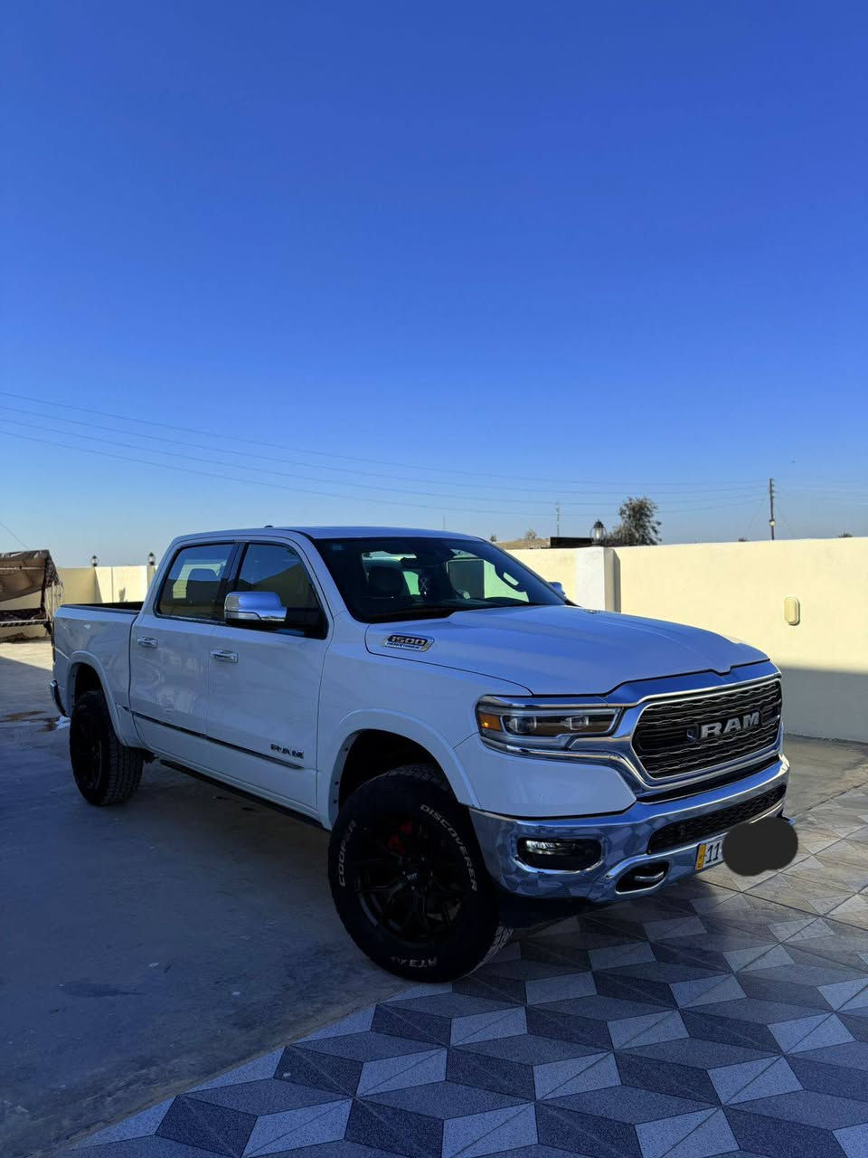 دوج رام 1500(( لمتد )) فول فول مواصفات
الموديل 2021
المحرك : V8 5.7L .
رقم بغداد باسمي تحويل مباشر
ماشيه 65
المواصفات :فول 1/1 
دوس كهرباء 
* دفع رباعي 4x4. فور ويل
رادار تفاعلي مع مانع تصادم. 
نقطة عمياء. .
 بجم كبس
* دوسات جانبية كهربائية.
* المصابيح الأمامية زنون.
* كشافات الضباب زنون. 
* المصابيح الأمامية والمصابيح الخلفية LED. 
* دخول ذكي (بصمة). 
* تشغيل عن بعد.
* مقاعد من الجلد الفاخر. 
* المقاعد كهربائية مع ميموري.
* المقاعد الأمامية تبريد وتدفئة.
الستيرن تدفئه 
شاشة كبيرة 12 أنچ.
* نظام ملاحة نفكيشن GPS
* حساسات امامية وخلفية.
* مانع تصادم خلفي. 
* مكيف خلفي.
*محدد سرعة.
* مرايا كهربائية جانبية من الكروم قابلة للطي كهربائيا.
* شاحن موبايل لاسلكي (واير ليس).
* الشباك الخلفي كهربائي
* امكانية تعديل ارتفاع دواسات البنزين والبريك.
* هاند بريك كهربائي.
* جوبلسات جگات تصعد وتنزل 
* حساسات امامية. 
* حساسات خلفية. 
* مرايا مع خاصية التعتيم الذاتي. 
* مساحات تخزين إضافية 
باب طويل بدي قصير مرغوب 
امريكي حادثها كلش بسيط بدون ايرباك طرف الباب فقط 
سياره جديده بمعنه الكلمه

للبيع او مراوس حسب القناعه لاستفسار اكثر تصال برقم 

***********
