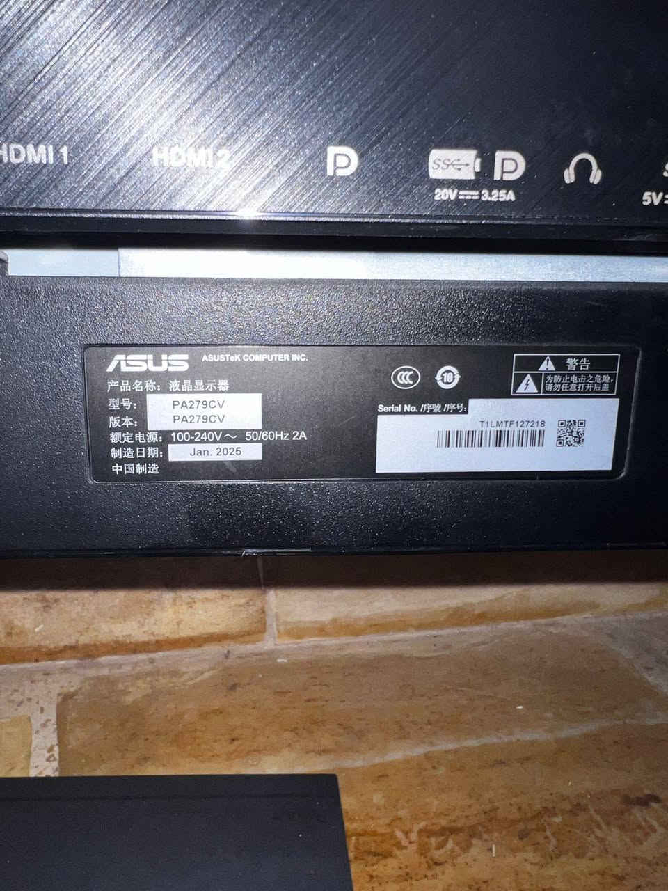 المواصفات الكاملة
📏 الحجم

 • 27 إنج

🖥️ الدقة

 • 4K UHD

 • ‎3840 × 2160�(دقة عالية جداً – أوضح من الـ Full HD بأربع مرات)

🎨 نوع اللوحة

 • IPS Panel

 • ألوان دقيقة جداً

 • زاوية رؤية واسعة

🎯 دقة الألوان

 • 100% sRGB

 • 100% Rec.709

 • معايرة مصنعية (ΔE < 2)�→ ممتازة للتصميم، الطباعة، المونتاج

⚡ معدل التحديث

 • 60Hz

🔌 المنافذ

 • USB-C (شحن + صورة + بيانات)�

 ◦ يشحن اللابتوب حتى 65W

 • 

 • DisplayPort

 • HDMI x2

 • USB Hub

 • مدخل سماعة 🎧

👁️ راحة العين

 • Flicker-Free

 • Low Blue Light�(تريح العين بالشغل الطويل)

🧍‍♀️ القاعدة

 • تعديل ارتفاع

 • ميلان

 • تدوير

 • Pivot (تخليها عامودية)

🗓️ تاريخ التصنيع

 • January 2025

🔥 مناسبة جداً لـ:

 • الشغل المكتبي الثقيل

 • أكسل وجداول كبيرة

 • الدراسة

 • التصميم

 • المونتاج

 • شغل الماستر والبحوث 👩‍🎓

بصراحة شاشة فخمة واحترافية مو عادية أبداً � 

ماخذيها ب 850 استخدام شهر بيها مجال اريدها ب 700 و بيها مجال


**إذا كنت صاحب هذا الإعلان وتريد حذفه لأي سبب، رجاءا أرسل رسالة إلى الدعم الفني**