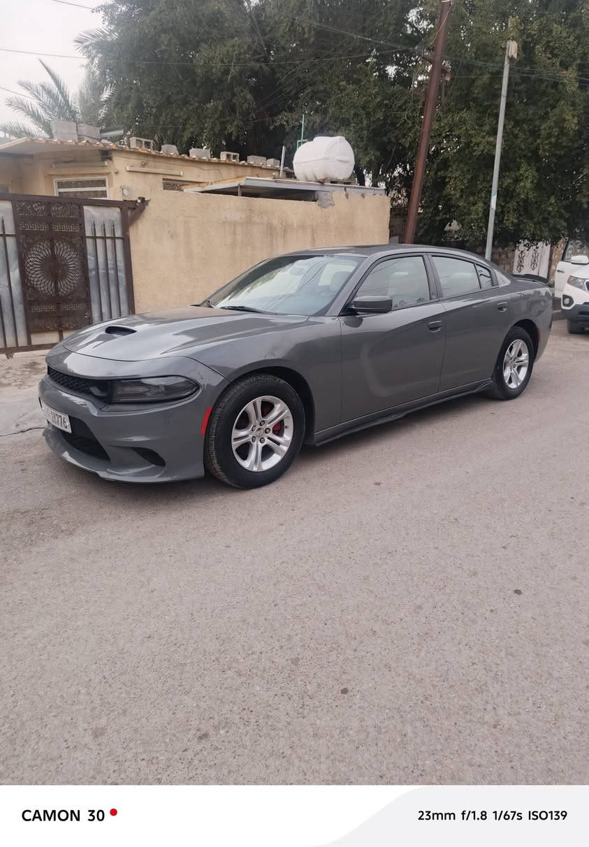 السلام عليكم
جارجر موديل 2019 لون مميز سمنتي فول موصفات حادث بنيد بدون دواخل 
محرك كير صدر كهربيات كلها جدد 
تخم تاير ويل جديد 
مابيها صبغ بس بنيد 
ماشيه 66 
يعني سياره مو مال خط 
سياره مال جناي 
وسياره كلش جديده 
سعر 205 وبيها مجال مكاني بغداد الزعفرانيه  
***********
