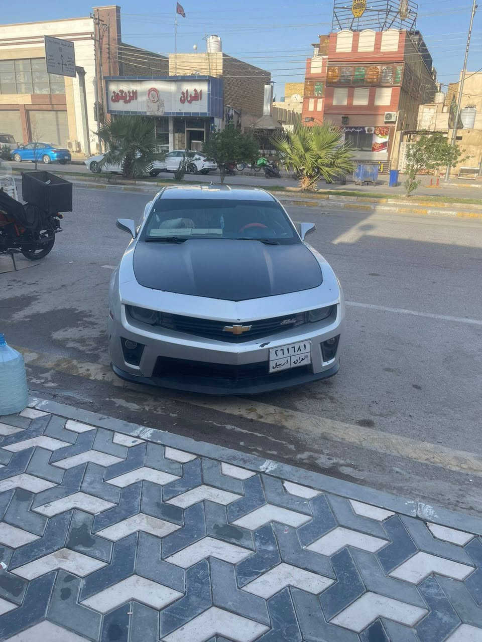 السلام عليكم كمارو للبيع او للمراوس حسب الرغبة
شادلهه كير ومكينه جدد صدر امامي خلفي جديد 
ويل وتخم تاير جديد منضومت تبريد جديد كامل 
منضومت زنون جديده يعني بين قوسين السياره كامله من كلشي ناقصهه بس سايق وشادلهه بوابات بالصالنصه السياره متعوب عليهه هذه رقمي للتواصل ***********
