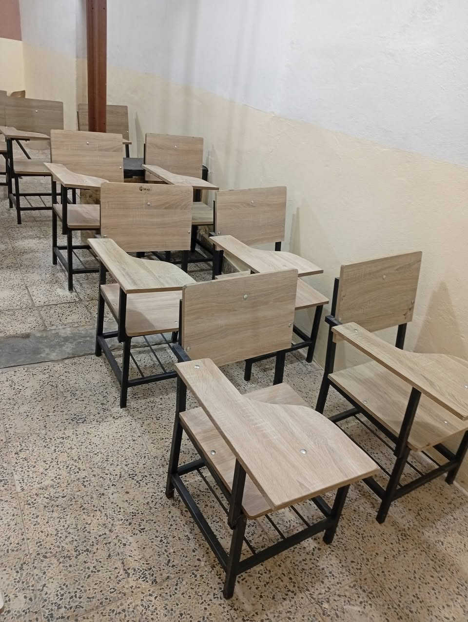 السلام عليكم يوجد ستولات عدد 30 وسبورات مدرسيه عدد 2 وميز مكتبي وكرسي غير مستعمل بسعر مناسب المكان ديالى بعقوبة اتصل وتدلل***********
