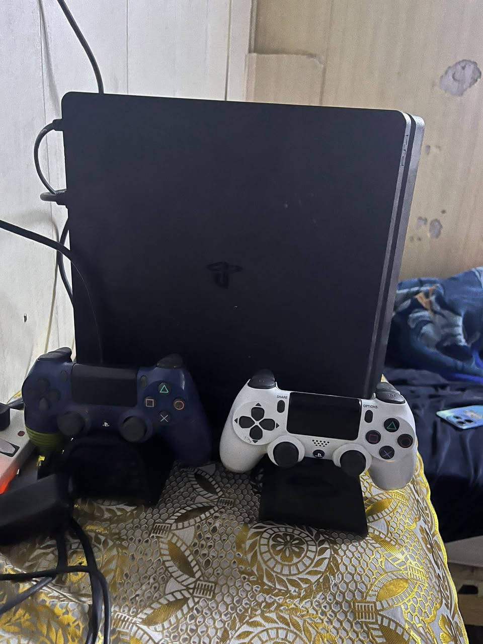 سلام عليكم. بلي 4 سليم مهكر نضام 12 وكامل ملحقات جهاز جديد كارتون. بغداد مدينت الصدر ***********
