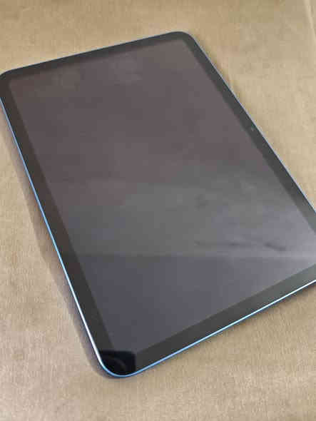 السلام عليكم 
ايباد الجيل العاشر 10 
 
ذاكرة 256

سعر  370

 شاحنة وكيبل 
بي شخطة يم الحافة موجود بالصور
بدون كارتونة ضايعة
متواجد على الواتساب
***********
