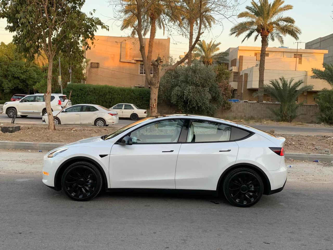 السلام عليكم
تيسلا y موديل 2022 مواصفات Y دبل ماطور 
السياره جديده جدا
عدد المقاعد 5 راكب
اللون الخارجي ابيض  
الضرر : نص جاملغ صبغ اثر شخط بدون ضربه 
ماشيه 27 

الاضافات :
• بطارية حجم 83k واط
• تقطع بالشحنة 500/550 كيلو 
• محرك كهربائي بقوة 440 حصان
• نظام دفع رباعي 4*4 
. داخل ابيض 
• سقف بانوراما زجاج
• شاشة كبيرة حجم 15 بوصة
• كاميرا خلفية
• حساسات خلفية
• كاميرا امامية
• حساسات اماميه
• كاميرا جانبيه 
• كراسي كهرباء جلد 
• كراسي كهرباء
• كراسي مدفية
• رادار امامي
• رادار خلفي
• رادار جانبي
• مانع تصادم
• محدد مسرب
• كاميرات عدد 8 
• حساسات جانبيه
• مثبت سرعة
• كاميرات محيطيه 360° 
• تحكم بالسياره عن طريق الشاشة
• نظام قيادة آلية Auto Pilot
• عداد ديجيتال
• تشغيل تلقائي
• نظام قيادة ذاتية Full Self drive
• نظام (RCTA) للتنبيه عند الرجوع للخلف
• نظام (RSA) لكشف لافتات السرعه للطريق
• نظام (PSC) الرادار الذكي لمنع الاصطدام 
• نظام (LTA) لتحديد المسار على الطريق
• تشغيل عن بعد
• الدخول الذكي
• نظام ترفيهي كامل متكامل يحتوي على ( YouTube / WhatsApp / Tik Tok / Netflix)
• Wifi
• GPS
• MAPS
• Bluetooth
• AUX
• USB
• أوامر صوتية voice commands
• اضوية امامية LED
• اضوية خلفية LED
• كشافات ضباب LED
• إنارة امامية زنون Full LED
• إنارة امامية Auto 
• موري ديجيتال
• نظام محاكة ذاتي للسياره من الخارج
 . ويل 20

السعر 217 ورقه وبي مجال بيع فقط متواجد  خاص واتساب ***********
