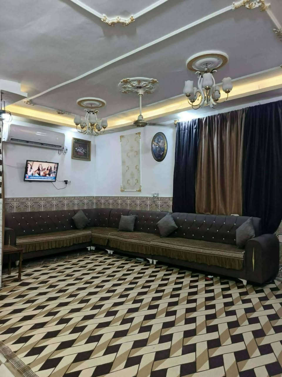 للبيع نقد  او المراوس او اقساط  
بيت 100متر مربع 10×10طابقين الطابق الارضي يتكون من طرمة  ومطبخ كبير وحمام وأستقبال وصاله كبيره وغرفه نوم وحمام داخلي  وصحيات عدد 2  والطابق الاول يتكون من غرفه وصاله وحمام وسطح كبير البناء طابوق سقف صب الأرضيه بورسلين والجدار سيراميك وسقفوف مغربيه جميع الخدمات متوفره نوع العقار زراعي سند 25 
العنوان الجاير قرب صيدليه صافي الصفا بنص السوق صاير 
لتواصل خاص او واتساب
مكتب المنارة الحولي 100
*********** قاسم
