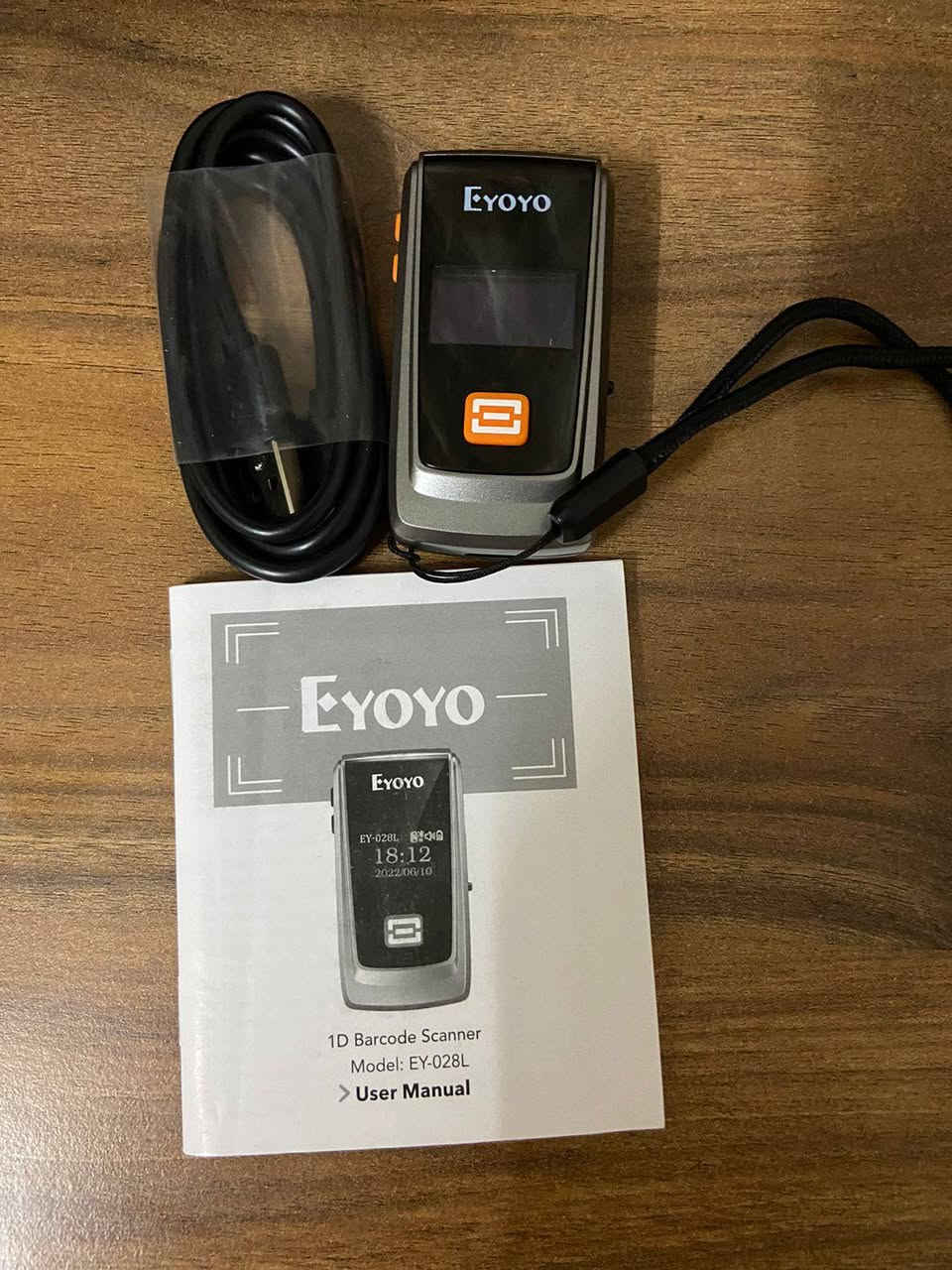 ب٢٠الف بشارع الصناعة ب٤٠دولار 
قارئ باركود محمول من شركة Eyoyo، وتحديداً طراز EY-028L، وهو مصمم ليكون خفيف الوزن وسهل الحمل لاستخدامه في إدارة المخازن والمكتبات.
أهم المواصفات والمميزات:ثلاثة أوضاع للاتصال: يدعم الاتصال عبر البلوتوث، واللاسلكي 2.4G (باستخدام قطعة USB صغيرة)، والاتصال السلكي عبر كابل USB.التوافق: يعمل مع أنظمة تشغيل مختلفة بما في ذلك Windows وAndroid وiOS، مما يعني إمكانية ربطه بجهاز الكمبيوتر أو الهاتف الذكي أو الأجهزة اللوحية.قدرات المسح الضوئي: يستخدم تقنية الليزر لمسح الباركود من نوع 1D (الأكواد الخطية التقليدية)، وهو فعال في قراءة الأكواد التالفة أو المخدوشة أو العاكسة.البطارية والذاكرة: يحتوي على بطارية مدمجة سعة 500 مللي أمبير توفر ما يصل إلى 8 ساعات من العمل المستمر، كما يمتلك ذاكرة داخلية سعة 16 ميجابايت لحفظ البيانات في حال عدم الاتصال.


**إذا كنت صاحب هذا الإعلان وتريد حذفه لأي سبب، رجاءا أرسل رسالة إلى الدعم الفني**